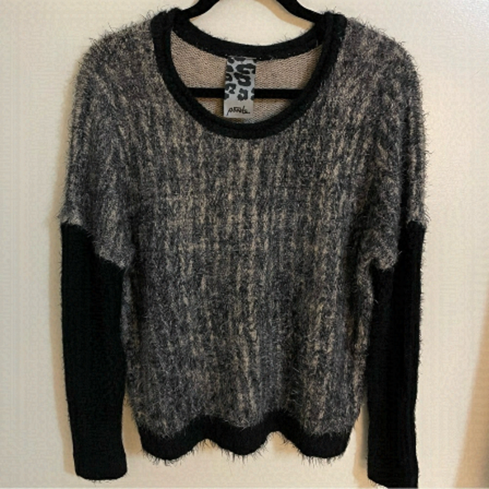 𝅺🎀 Poools  Eyelash Two Tone Super Soft Crew Sweater, Size L